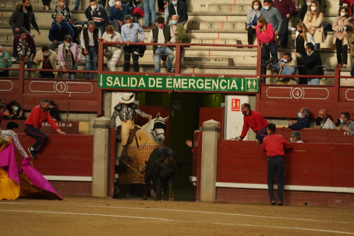 El susto de la tarde: el cuarto cuvillo abrió la puerta del patio de caballos ¡y la trasera!