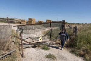 Ana Pilar Andrés Fabre, ante la puerta destrozada de su finca. Foto: (Blanca Aldanondo)