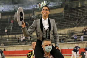 Lea Vicens, a hombros en la primera corrida de la Vendimia de Nimes. Foto: Daniel Chicot