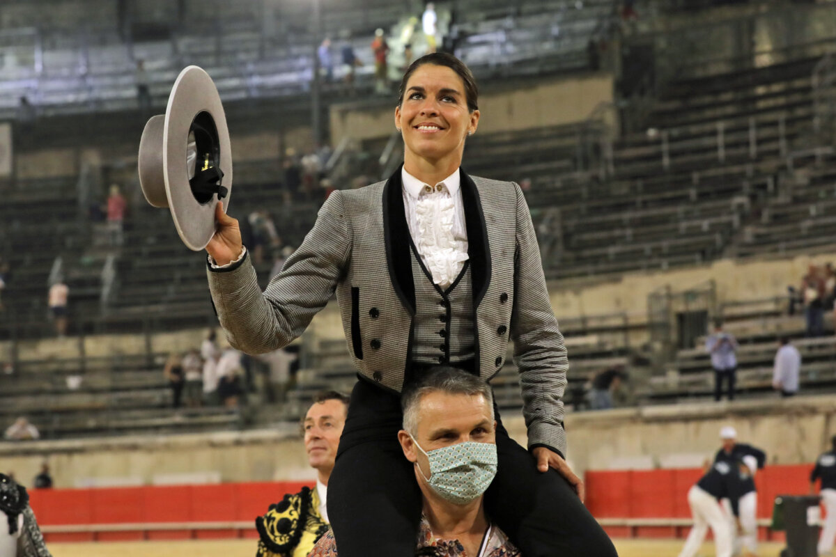 Lea Vicens, a hombros en la primera corrida de la Vendimia de Nimes. Foto: Daniel Chicot