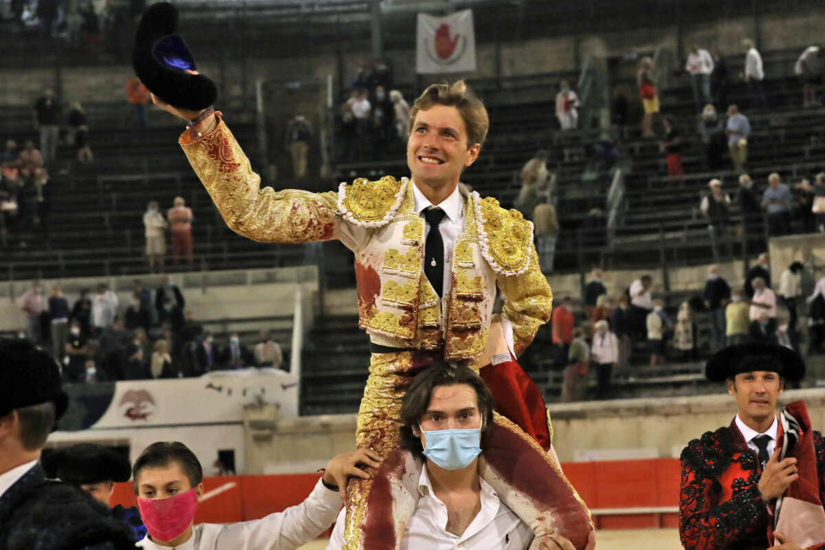 La entrega de Leal y la bravura de Gracioso brillan en Nimes