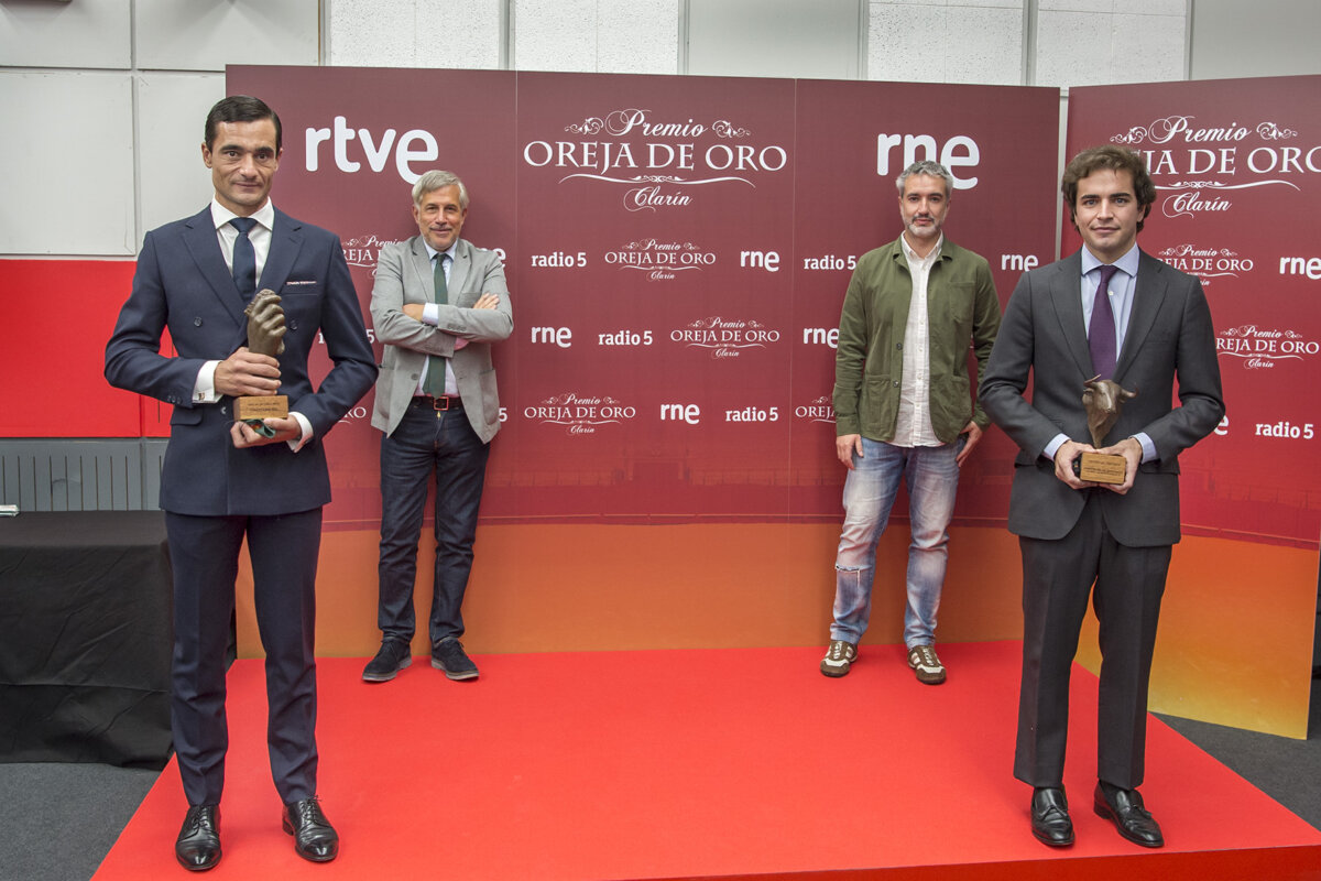 Ureña y Santiago Domecq reciben la Oreja y el Hierro de Oro de RNE