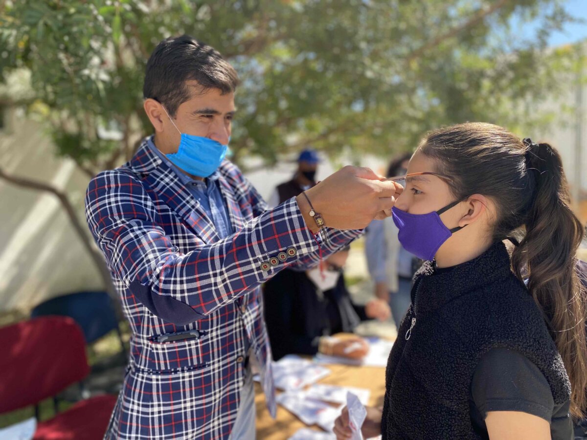 Joselito Adame comienza la entrega de 2020 gafas para los niños necesitados