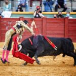 Emilio de Justo, entrando a matar en Estepona.