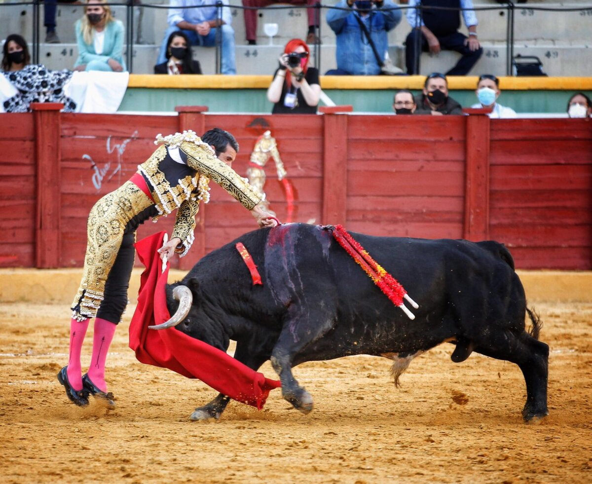 Emilio de Justo, entrando a matar en Estepona.