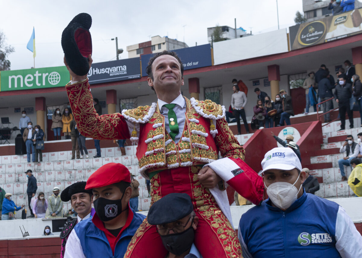 Ferrera indulta a Forastero, de Triana, en el inicio de la Feria de Latacunga