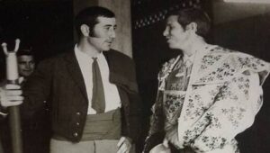 Simao Comenda, junto a El Cordobés, en una imagen de los años 60 en la Monumental de Cascais. Foto: Farpas