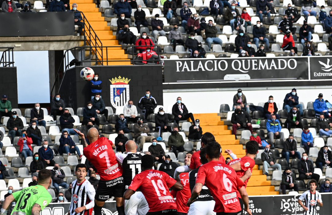 Alrededor de 3.000 personas han acudido al estadio del Badajoz para ver el partido de este domingo.