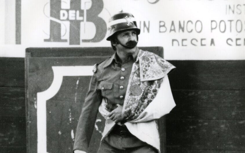 Manuel Celis Díez “El Bombero Torero”, en una actuación en 1982 en México.