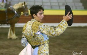 Roberto Martínez saludó la única ovación de la tarde. Foto: suertematador.com