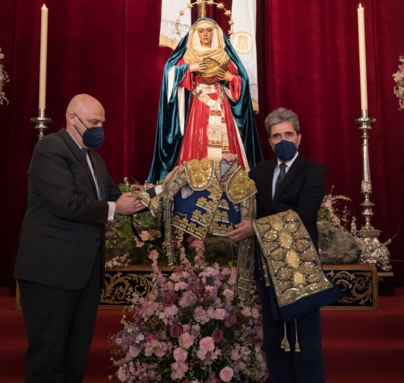 Emilio Muñoz entrega un traje de luces a la Esperanza de Triana