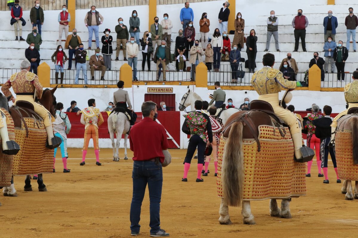 Paseíllo el pasado 23 de octubre en Barcarrota, escenario de uno de los festejos de la Gira de Reconstrucción. Foto: Gallardo