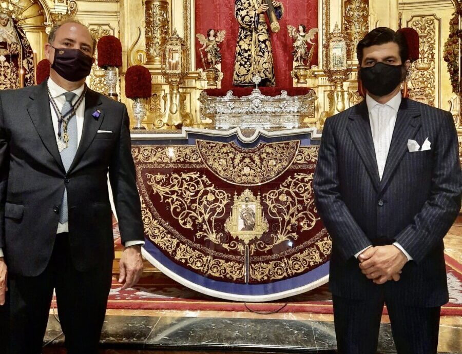 Morante dona un capote de paseo a la Hermandad del Gran Poder