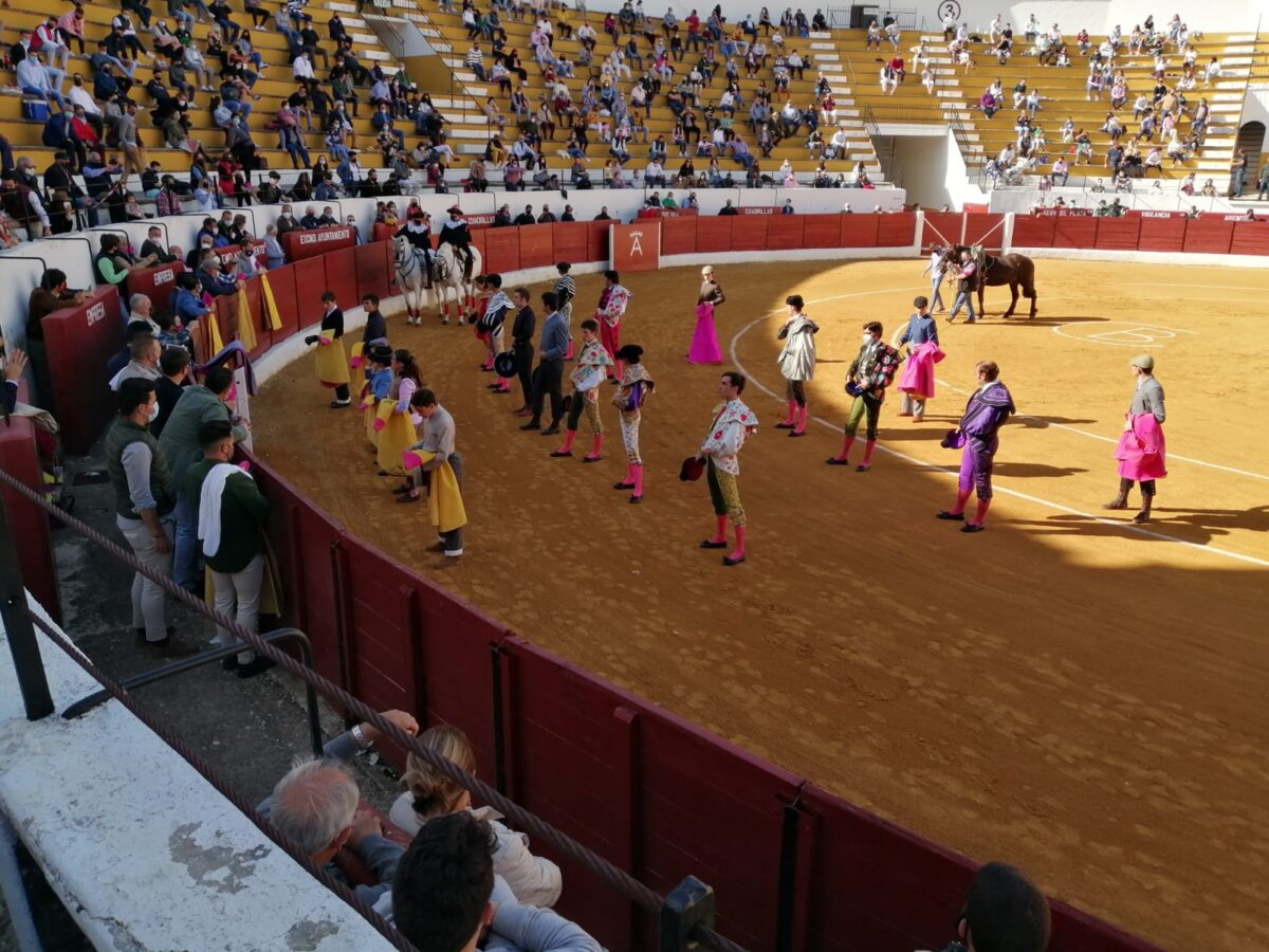 Ángel Delgado, trofeo al triunfador en Villanueva del Arzobispo