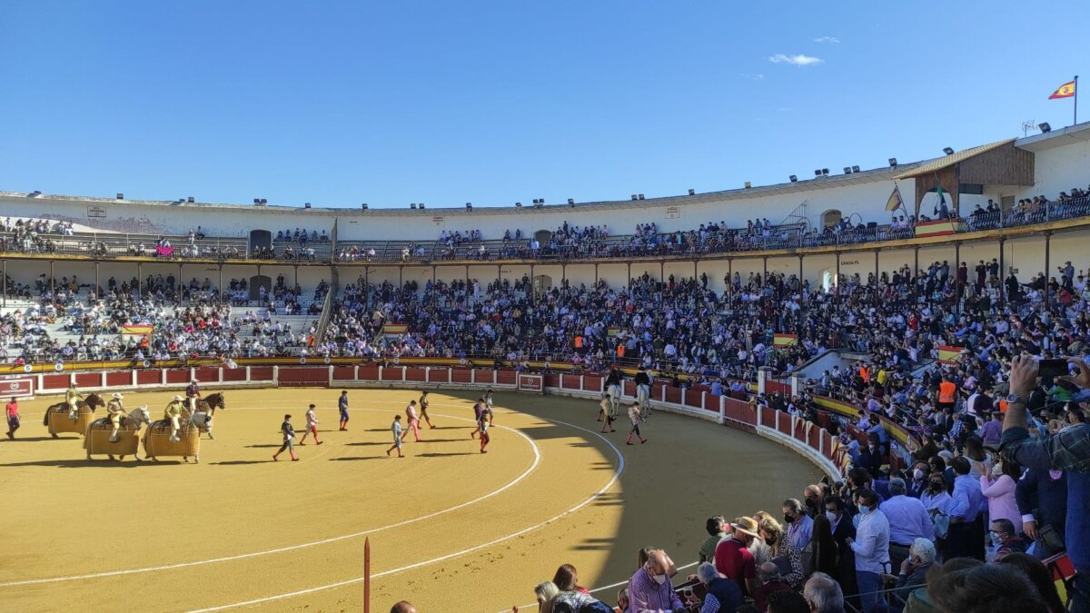 Mérida: un cartel de artistas y otro de dinásticos a caballo
