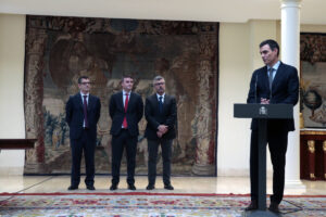 Iván Redondo, al fondo en el centro, es jefe del Gabinete de la Presidencia del Gobierno de Pedro Sánchez.