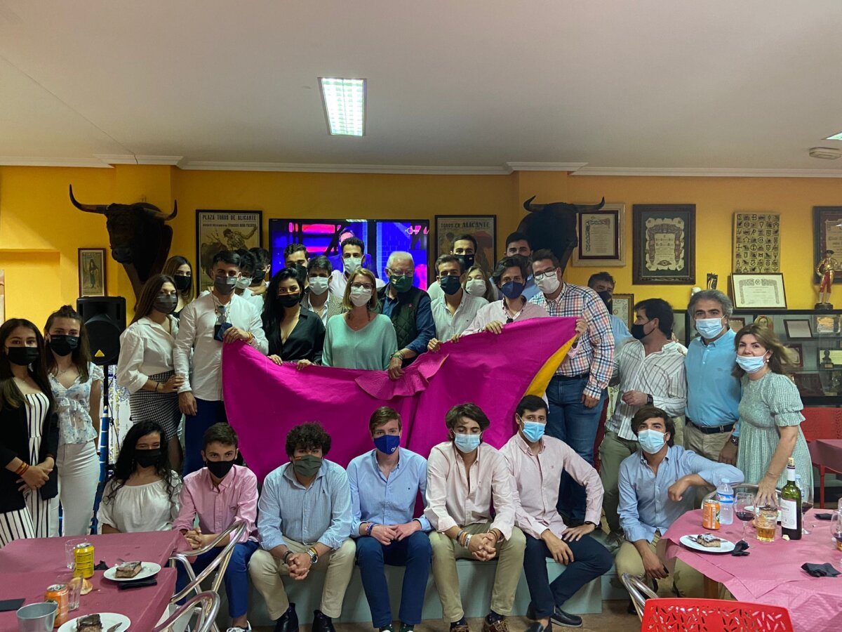 Mª Carmen de España, con los jóvenes taurinos de Alicante