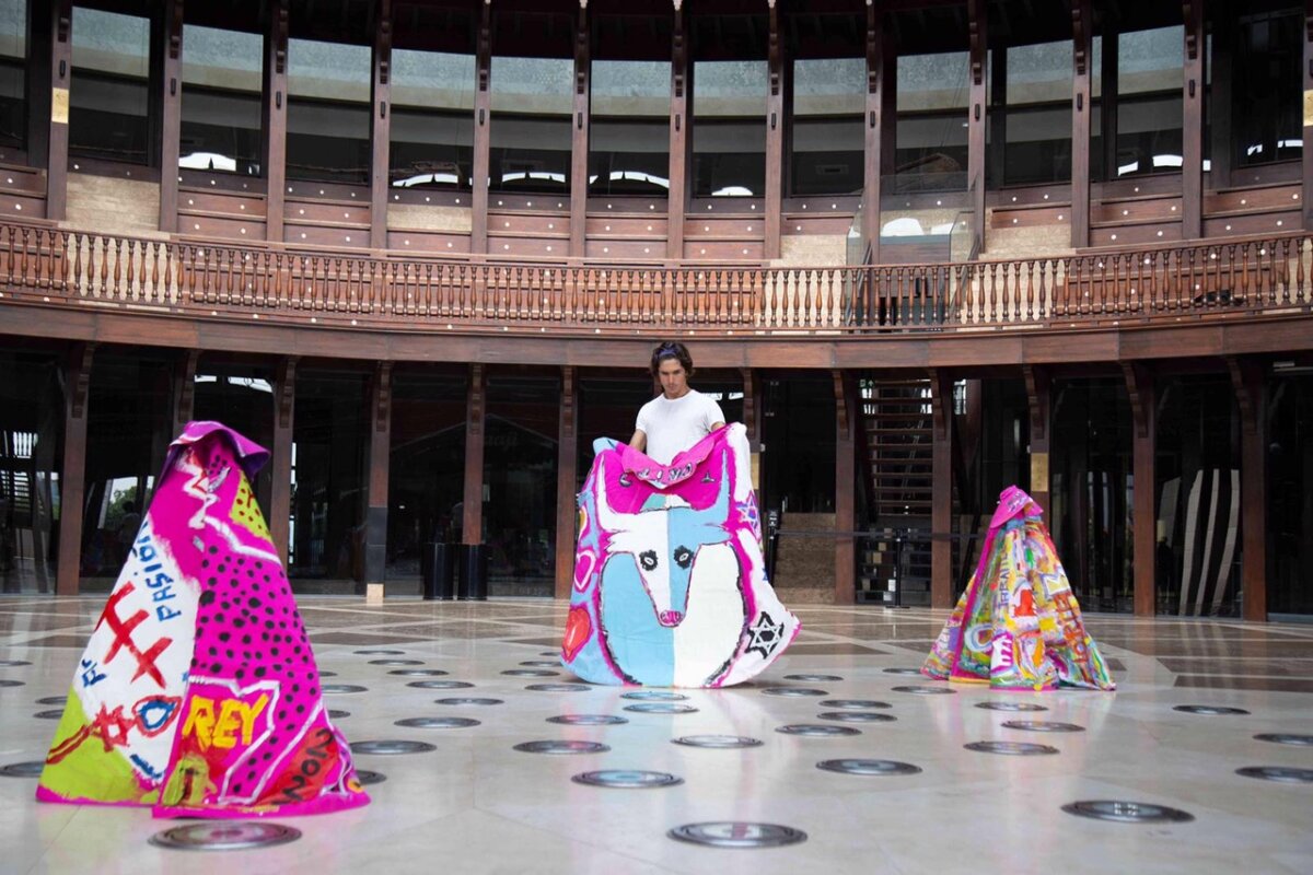 La nueva faceta pictórica de Castella, que expone su primera colección en Miami