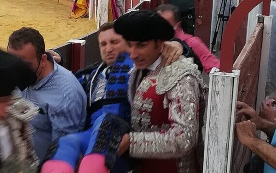 Siete orejas para la terna y cornada en el muslo al banderillero Francisco Tornay