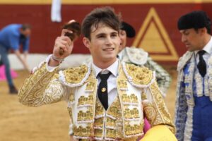 Sergio Rodríguez paseando una oreja