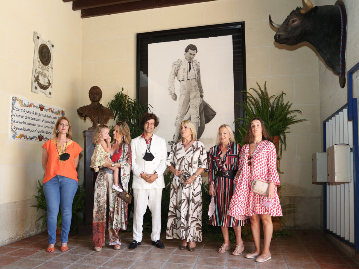 Morante dona al Ayuntamiento de Alicante un busto de Manzanares