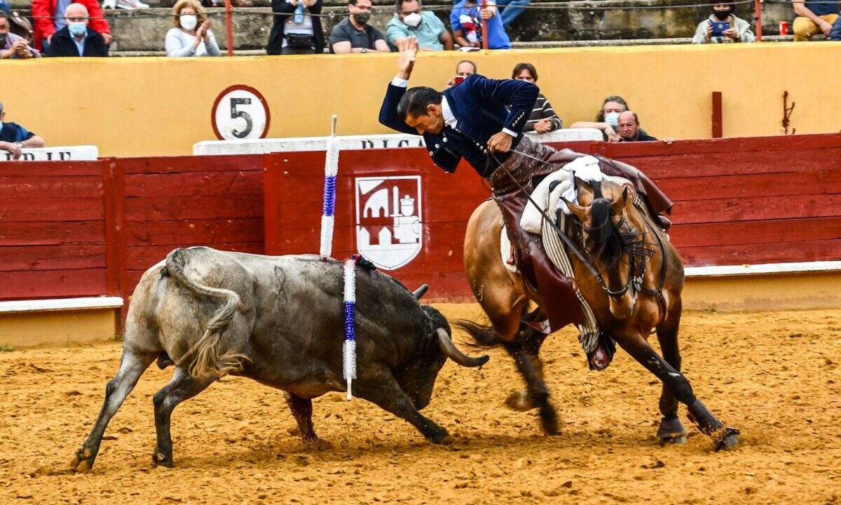 Llenazo y tres orejas para la terna en el histórico debut de Adolfo Martín en corrida de rejones