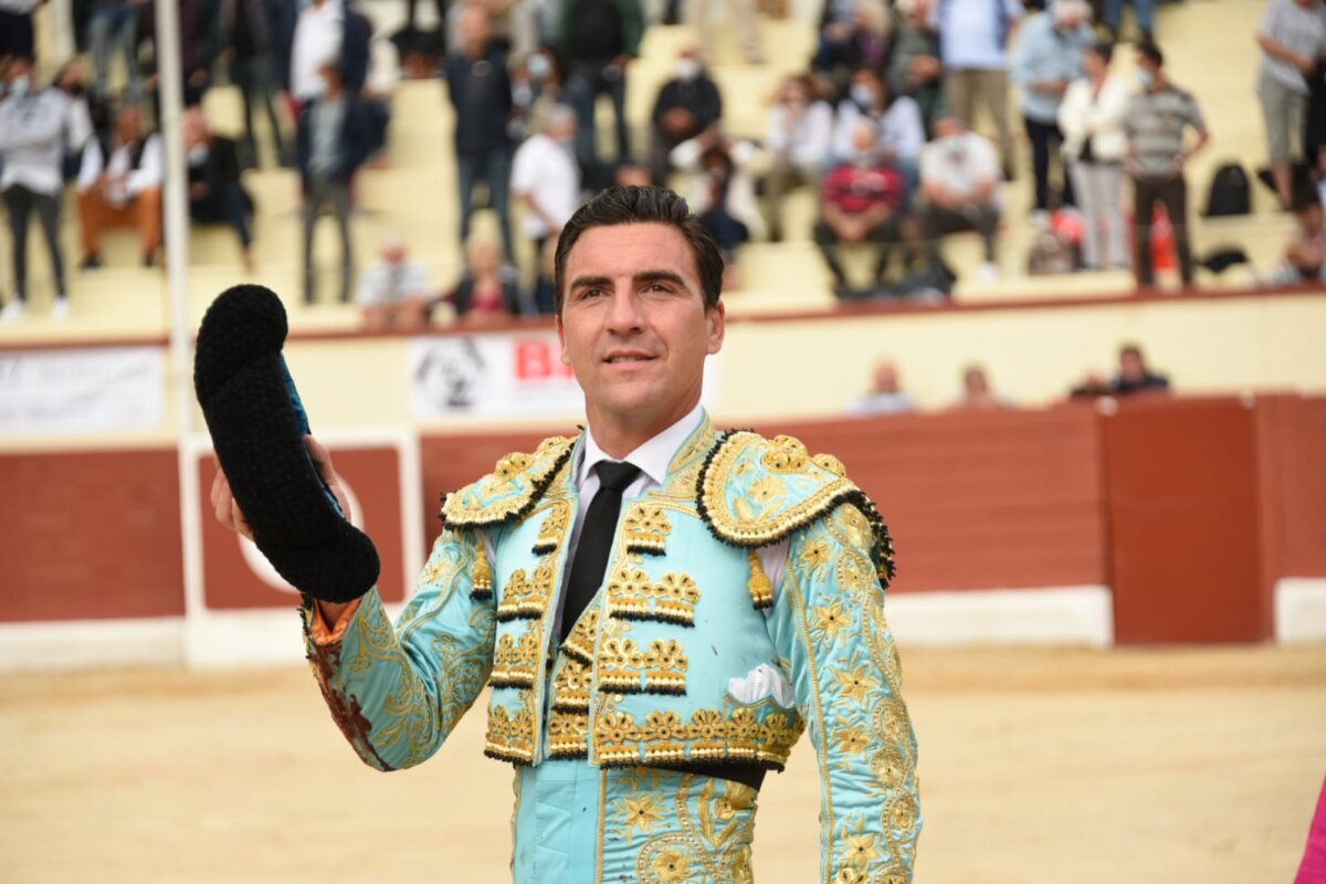 Octavio Chacón se lleva la única oreja en Puente Piedra