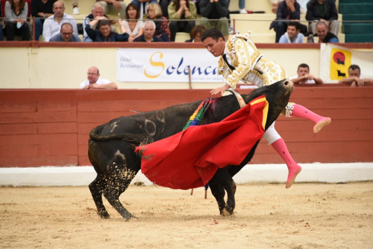 El Adoureño, cornada en el muslo izquierdo de 27 y 13 centímetros