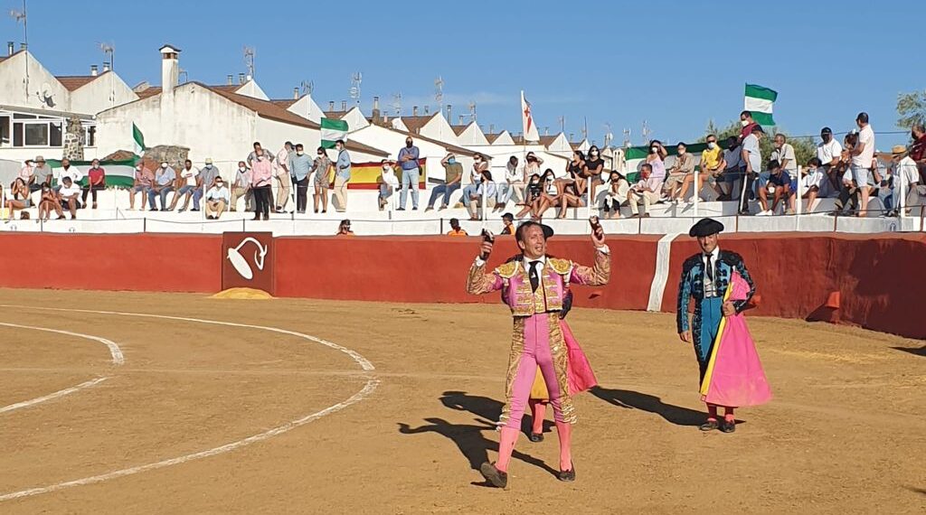 Triunfal festejo benéfico en Campofrío: diez orejas, un rabo simbólico y un indulto