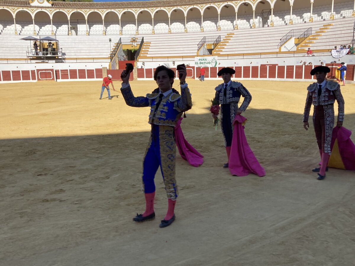 La terna se reparte ocho orejas en la novillada de Antequera