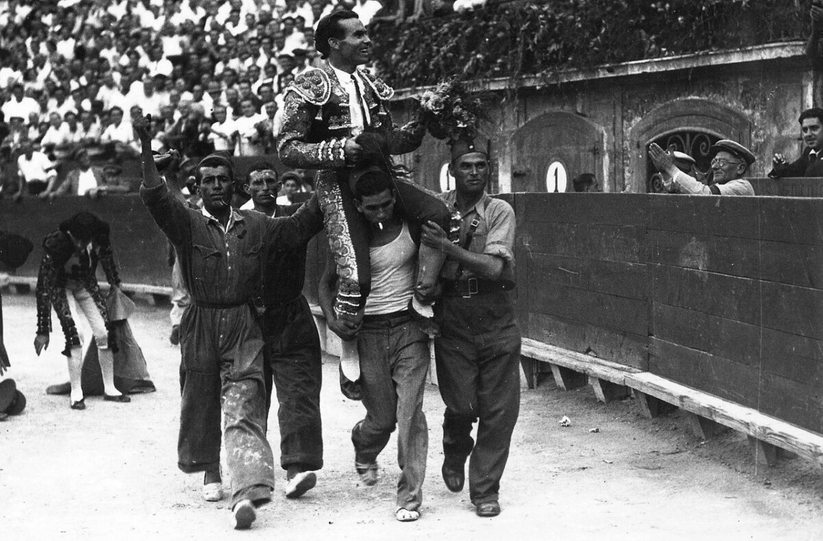 Ortega a hombros de los milicianos llegados desde Borox. Foto cedida por Luis Vidal