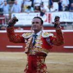 Ferrera, con las dos orejas del sexto adolfo de Mont de Marsan. Foto: Isabelle Dupin.