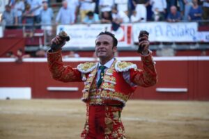 Ferrera, con las dos orejas del sexto adolfo de Mont de Marsan. Foto: Isabelle Dupin.