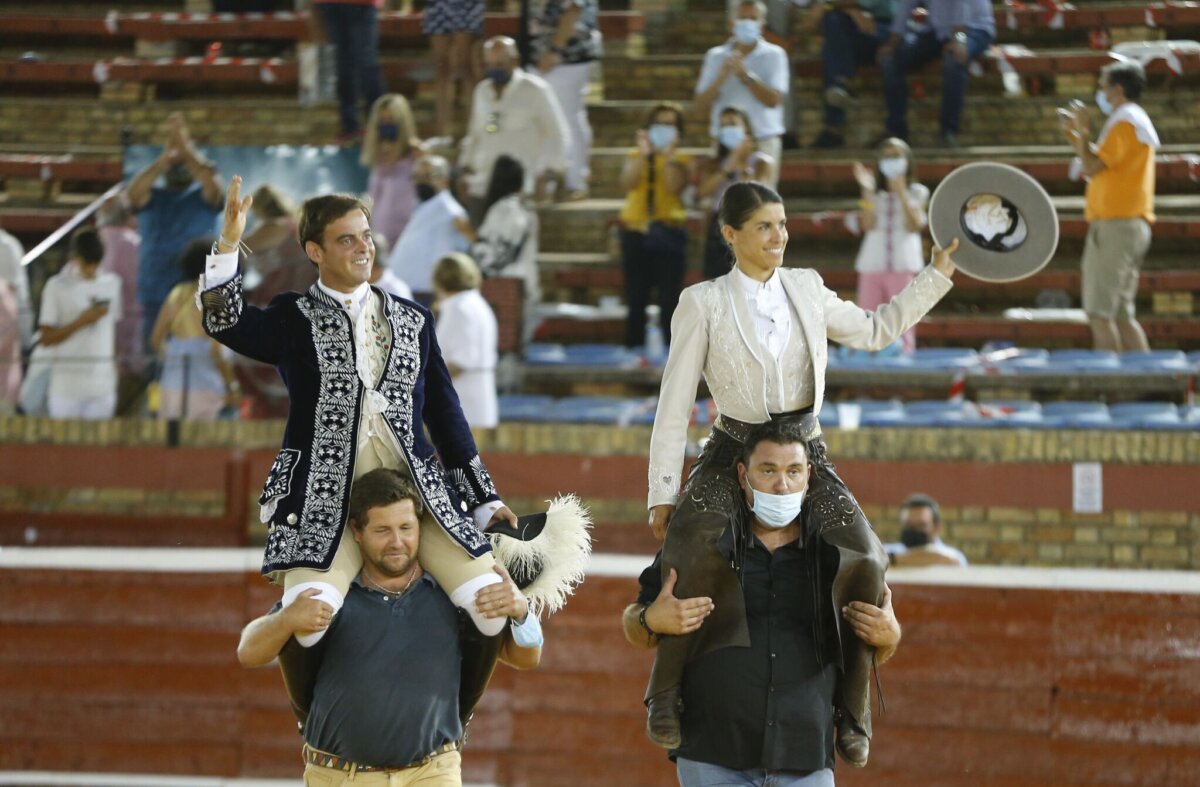 Francisco Palha y Lea Vicens, a hombros en Huelva