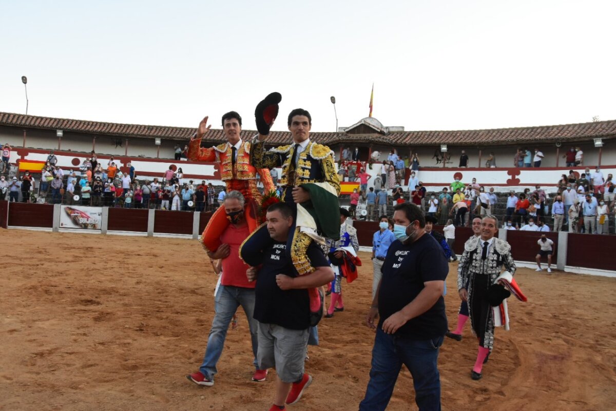 Triunfos de El Capea y Pablo Aguado entre el dolor de Cayetano