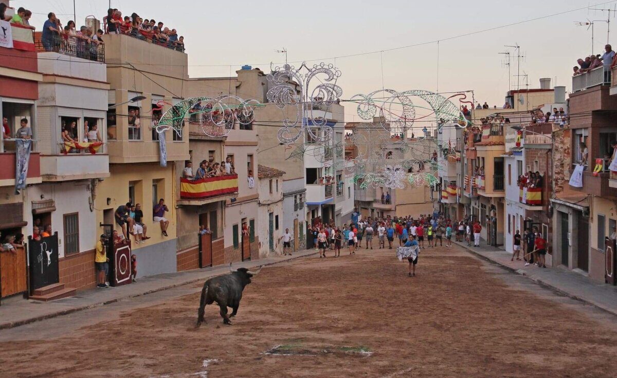 Calle del Barranco en las fiestas de Sant Xotxim de La Vilavella. (JJ. Diago)