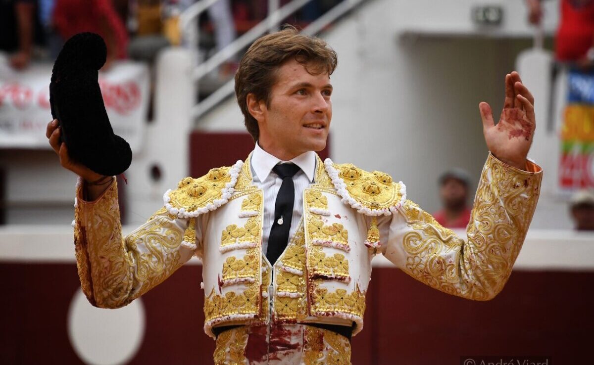 Juan Leal a Emmanuel Macron: "La sociedad que defienden nuestros enemigos no diferencia entre hombres y animales"