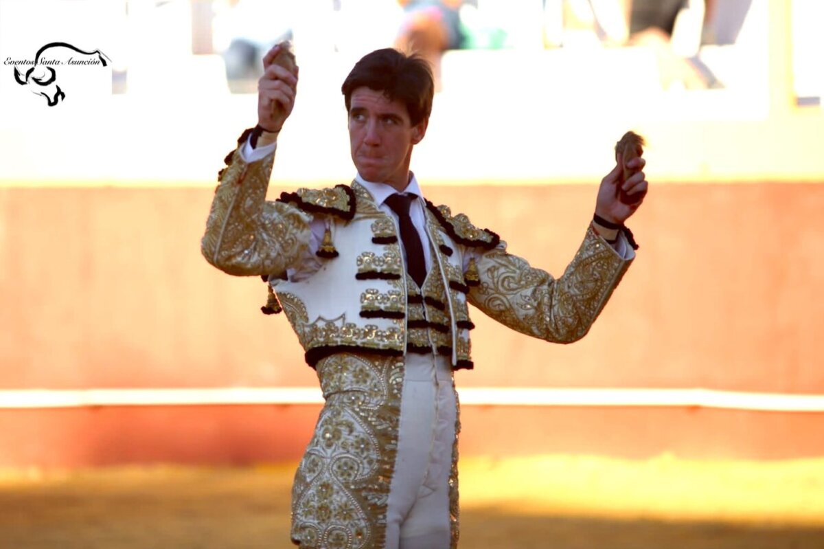 Octavio Chacón y Esaú Fernández, a hombros en Cutervo