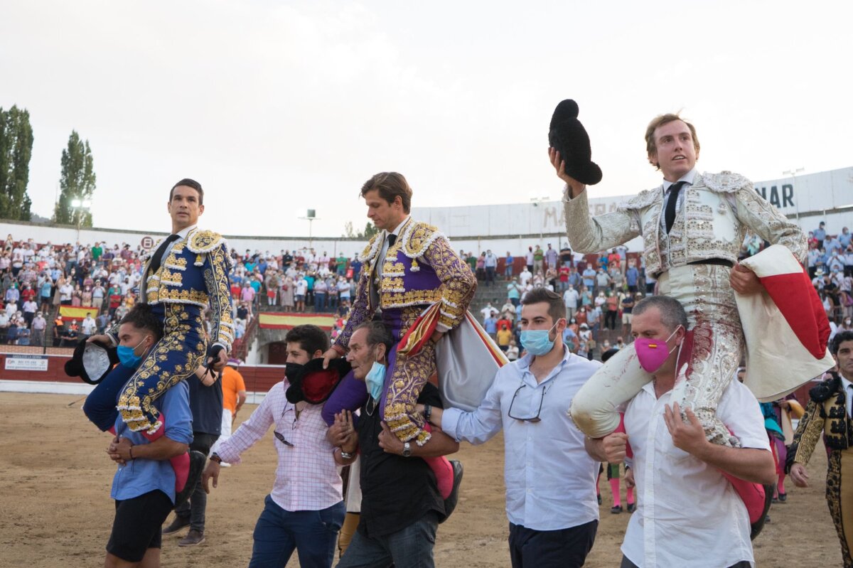 El Juli, Manzanares y Román, gran tarde en El Espinar