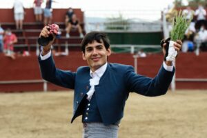 El novillero José Manuel Serrano pasea las dos orejas en el festival de San Bartolomé de Pinares | Foto: Mario Santos