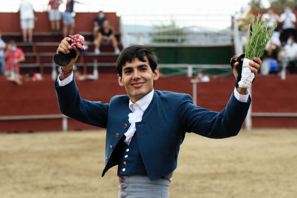 El novillero José Manuel Serrano pasea las dos orejas en el festival de San Bartolomé de Pinares | Foto: Mario Santos