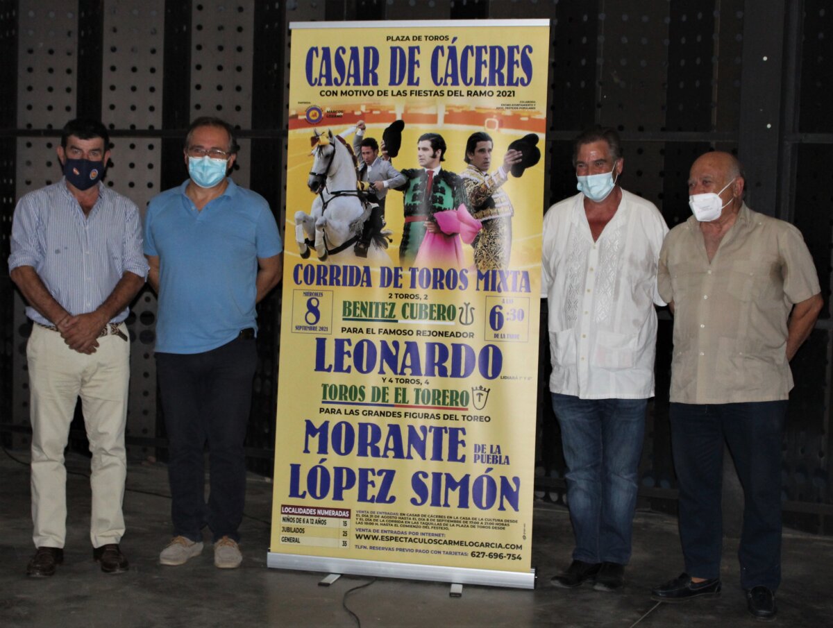 Carmelo García y Marcos Lozano, al frente de la plaza de Casar de Cáceres
