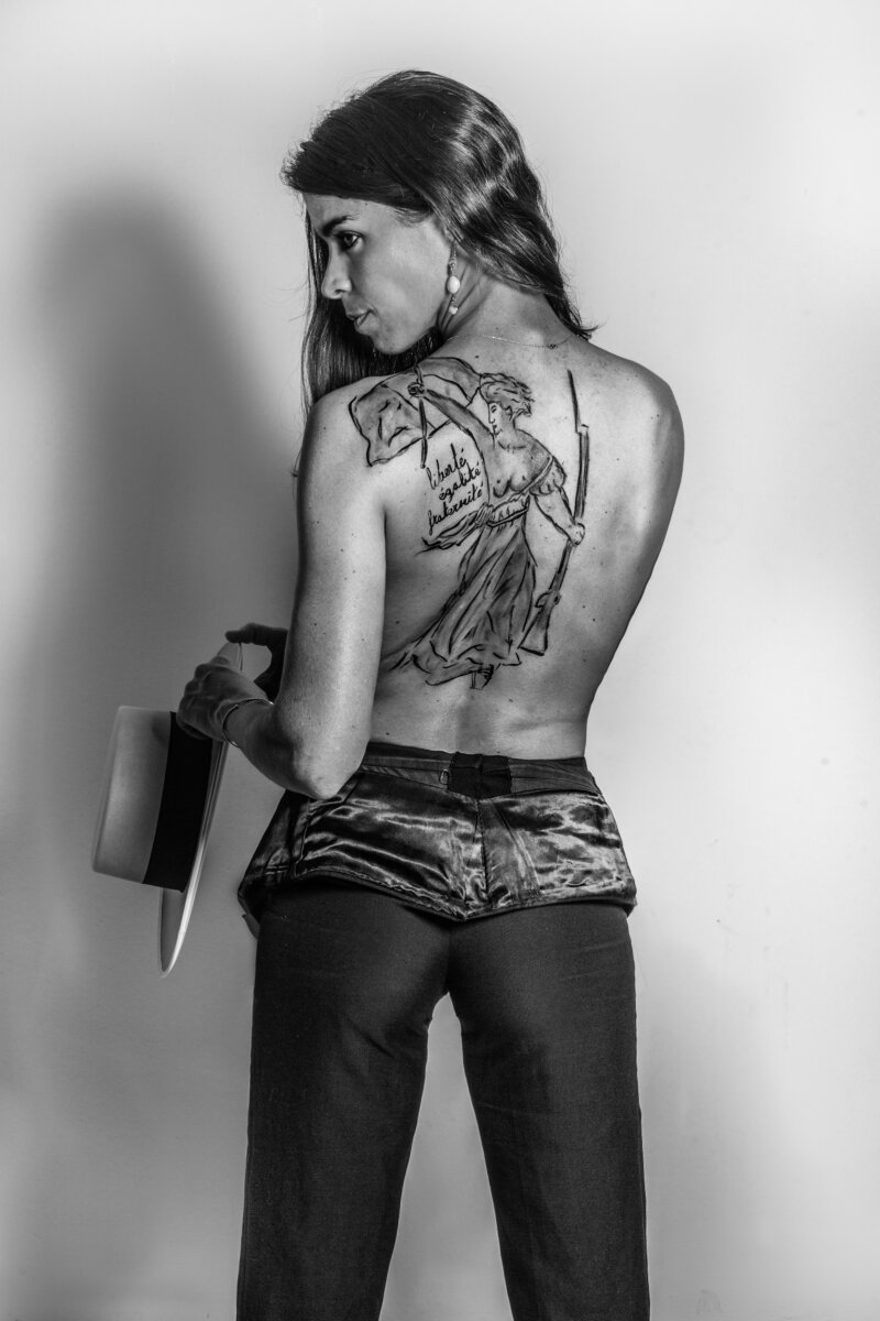 LUCHA.- Lea Vicens, ni española ni hombre, francesa y mujer, todas las barreras cayeron bajo su galope. Igualité y fraternité como karma.