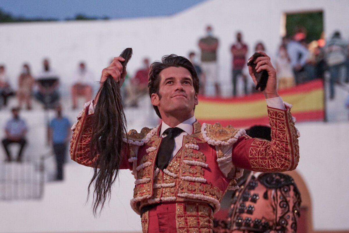 José Garrido corta un rabo en Fuentes de León