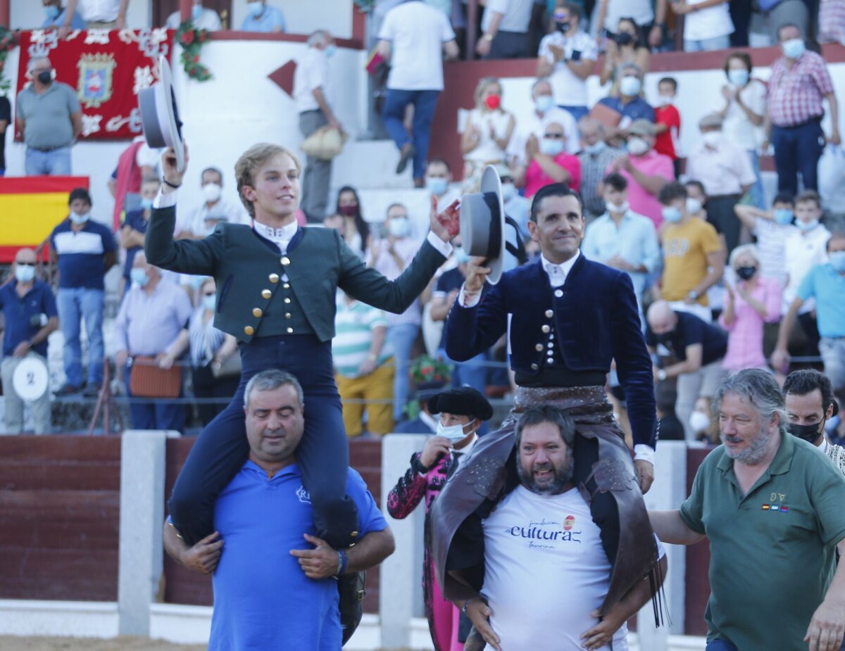 Duarte Fernandes y Diego Ventura, a hombros en Guijuelo