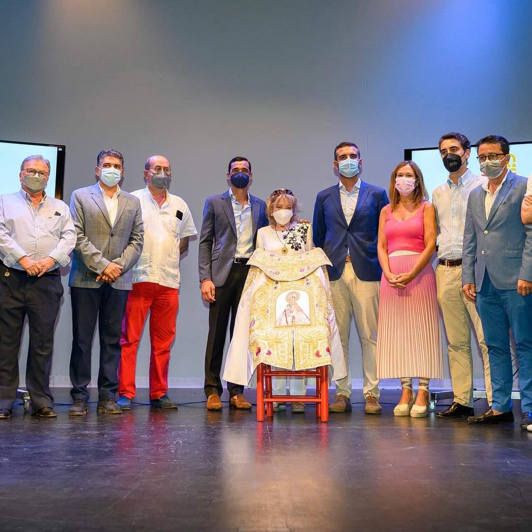 Paco Ureña tras recibir el capote de paseo de la Virgen del Mar: “Es un sueño cumplido”