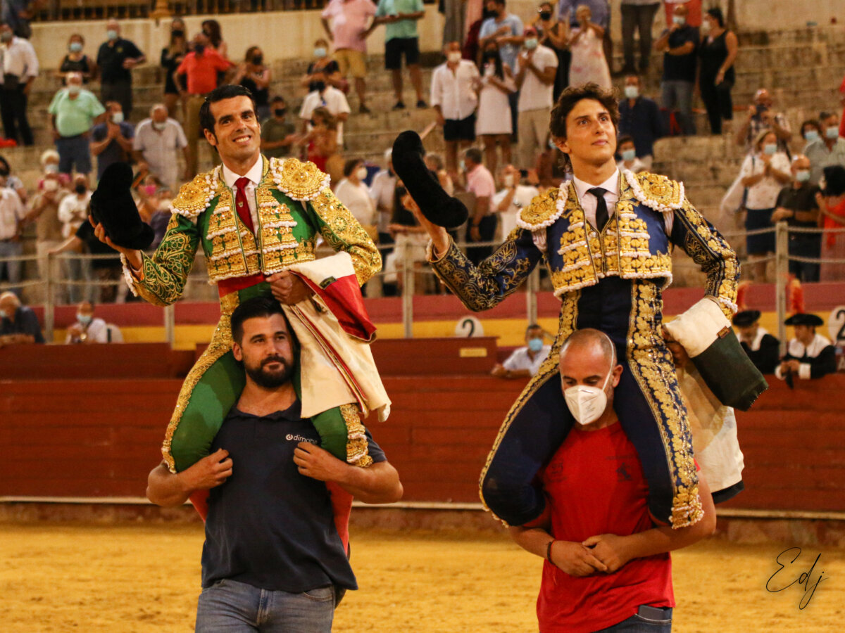 El temple de De Justo y la entrega de Roca Rey redondean la tarde en Almería