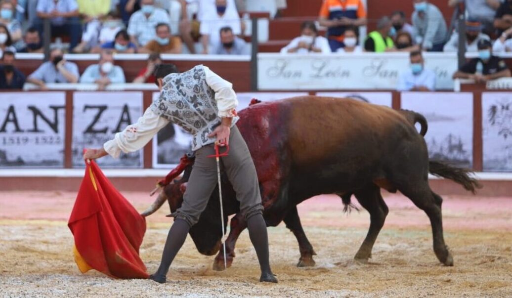 Rafaelillo, Chacón y Reyes, tres héroes ante una dura miurada en Sanlúcar