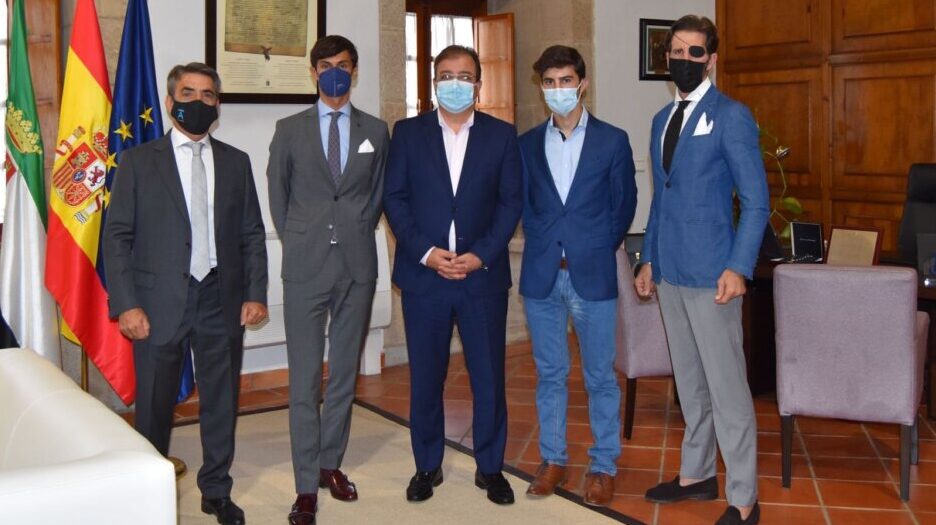 Guillermo Fernández Vara recibe a los finalistas extremeños