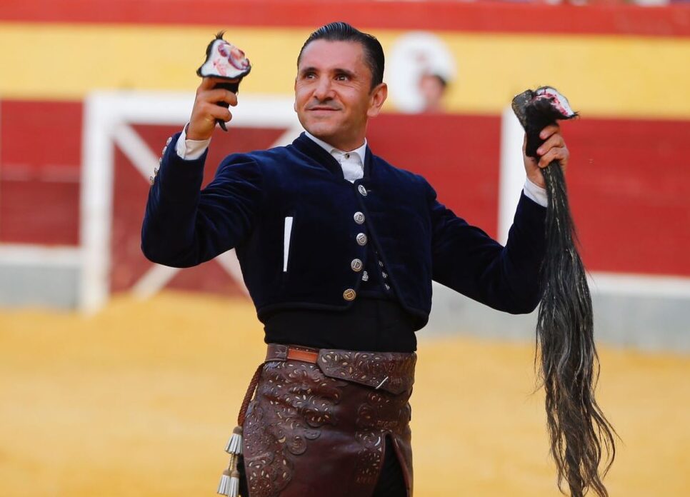 Ventura no cesa, a hombros con El Fandi y Daniel Crespo